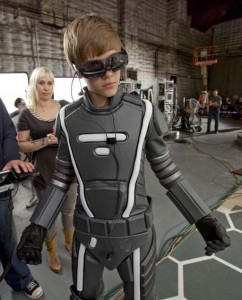 Justin Bieber posing in his sci-fi gear - Photo: Splash