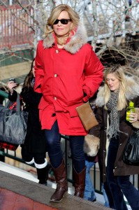 Elizabeth Banks steps it up in her bright red coat and wayfarers  - photo: Splash