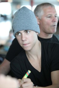 Justin Bieber signing autographs as he leaves Brisbane - Photo: Splash